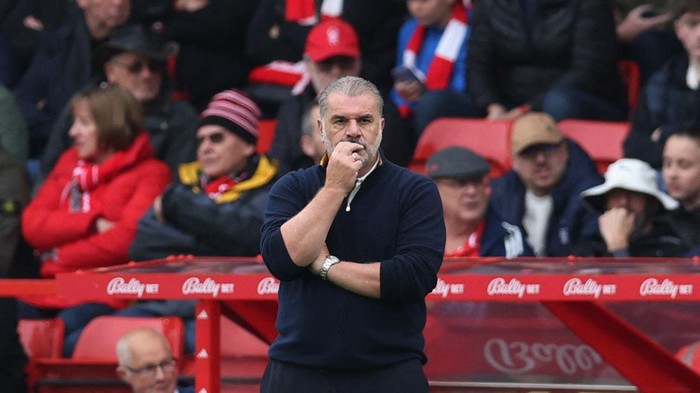 Ange Postecoglou tampak murung di pinggir lapangan saat Nottingham Forest kalah 0-3 dari Chelsea di City Ground, Sabtu (18/10/2025) malam WIB. Kekalahan itu jadi laga terakhirnya bersama Forest.