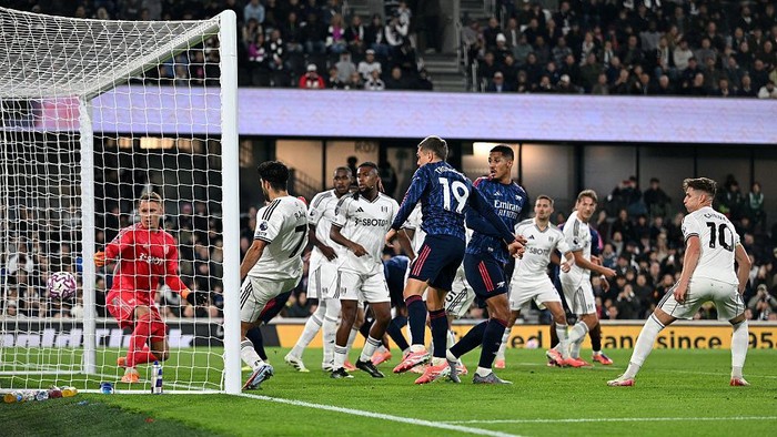 Leandro Trossard merayakan gol tunggal kemenangan Arsenal ke gawang Fulham di Craven Cottage, Sabtu (18/10/2025) malam WIB. Arsenal menang 1-0 dan kokoh di puncak klasemen.