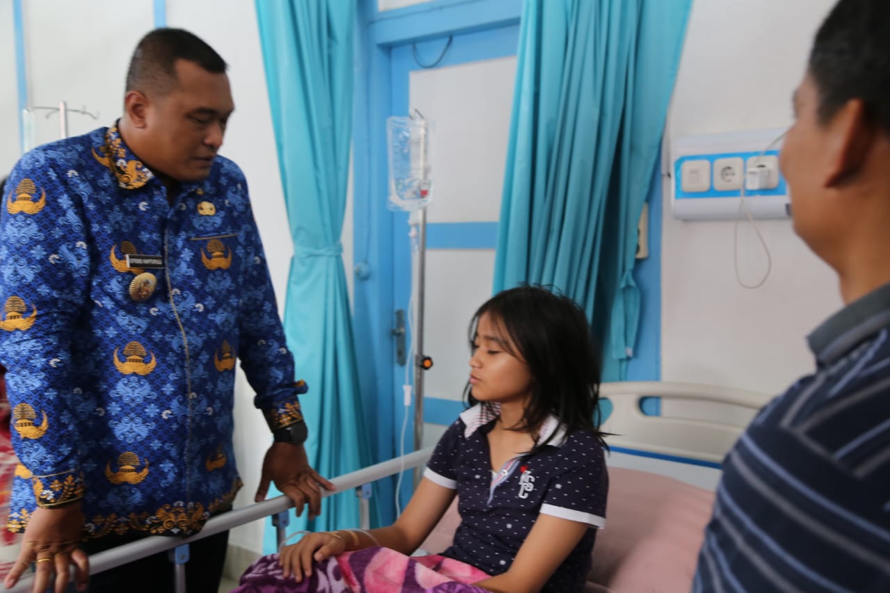 Petugas kesehatan memantau kondisi siswa usai insiden dugaan keracunan MBG di Toba.