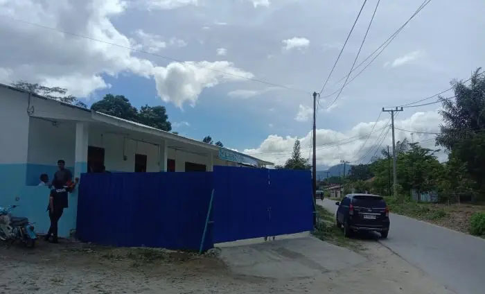 Petugas kesehatan memantau kondisi korban dan mengevaluasi makanan program MBG usai dugaan keracunan di Kabupaten Toba.