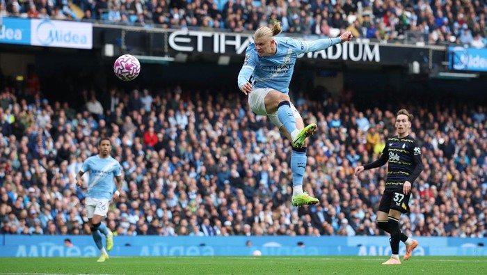 Erling Haaland merayakan golnya yang membawa Manchester City menang atas Everton.