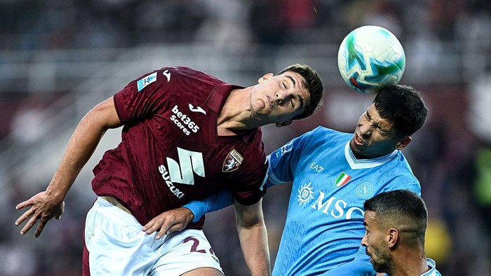 Giovanni Simeone menjebol gawang Napoli di Stadion Olimpico Grande Torino, Sabtu (18102025). Gol tunggalnya antar Torino menang 1-0.