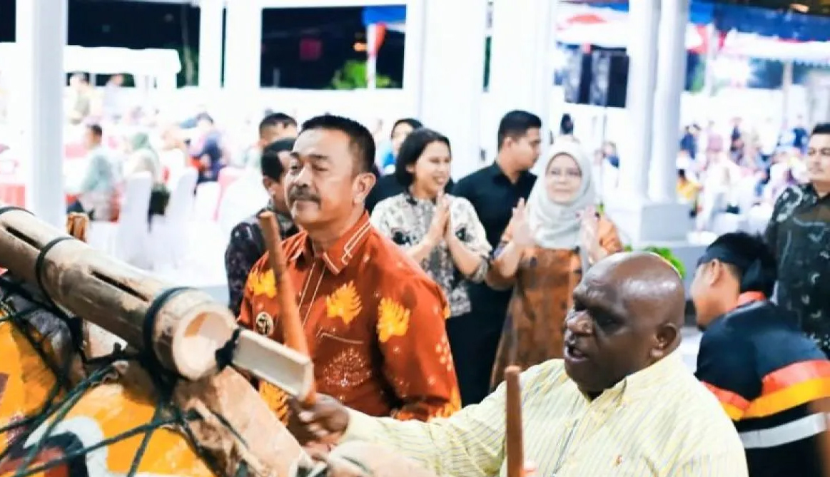 Menteri HAM Natalius Pigai bersama Bupati Mandailing Natal Saipullah Nasution tampak menabuh Gordang Sambilan sebagai tanda kekaguman terhadap budaya lokal Mandailing Natal.