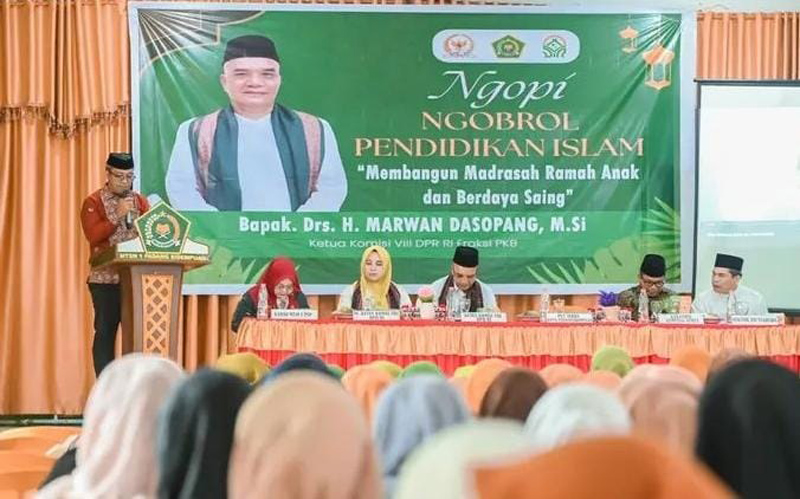 Kegiatan reses Ketua Komisi VIII DPR RI, Drs. H. Marwan Dasopang, bertempat di Aula MTsN 1 Kota Padangsidimpuan.
