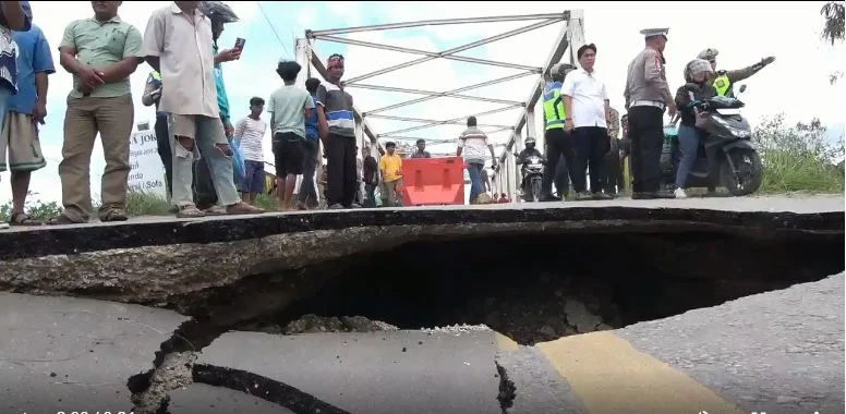 Kondisi jalan nasional di Samosir yang amblas hingga menyebabkan arus lalu lintas terganggu.