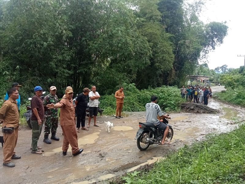 Camat Raya Kahean LC Harahap bersama Uspika dan Pangulu Durian Baggal meninjau jalan longsor di Dusun IV Durian Baggal.  &nbsp;