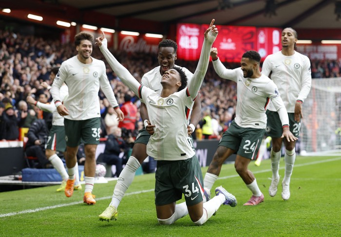 Josh Acheampong merayakan gol pembuka Chelsea ke gawang Nottingham Forest di City Ground, Sabtu (18/10/2025) malam WIB. The Blues menang telak 3-0 dan naik ke posisi empat besar Premier League.