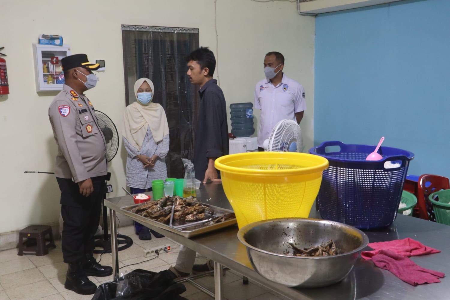 Kapolres Simalungun AKBP Marganda Aritonang saat sidak kebersihan dapur MBG di Kecamatan Siantar.