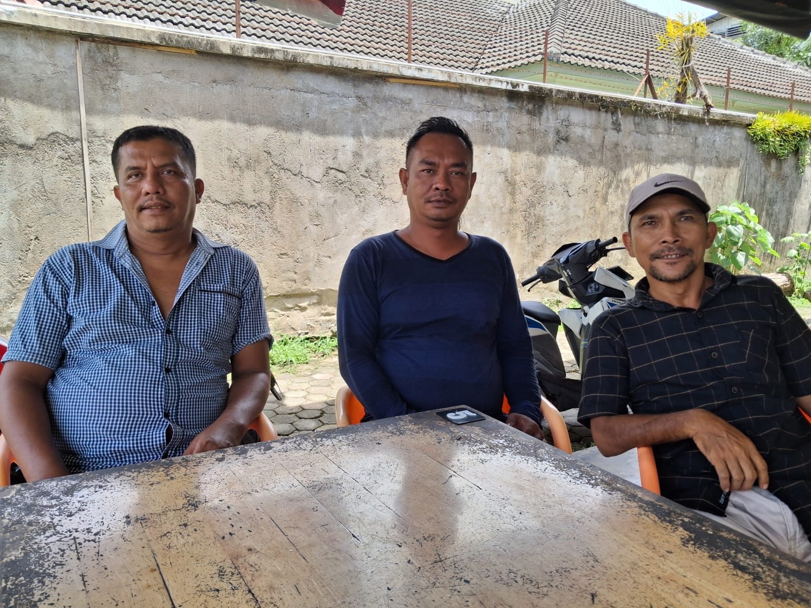 Ketua LSM KUMAT Rudolf Siagian bersama Raja Hutagalung dan Hendri Pakpahan saat menyampaikan desakan penutupan kafe remang-remang di Tapteng.