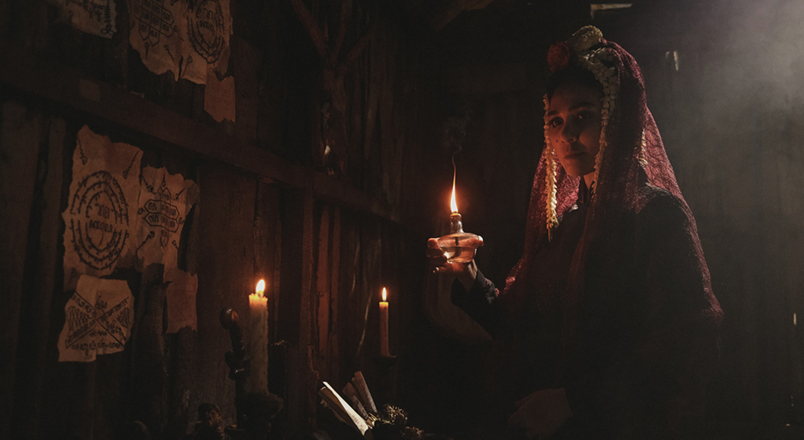 Luna Maya kembali berperan sebagai Suzzanna dalam film &ldquo;Suzzanna: Santet Dosa di Atas Dosa&rdquo;. Penampilannya dengan kerudung merah dan bunga melati bikin nostalgia era horor klasik.