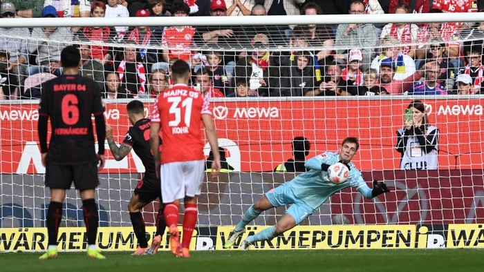 Pemain Leverkusen mencetak gol ke gawang Mainz dalam laga Bundesliga yang berakhir 4-3 di Mewa Arena, Sabtu (18/10/2025) malam WIB.