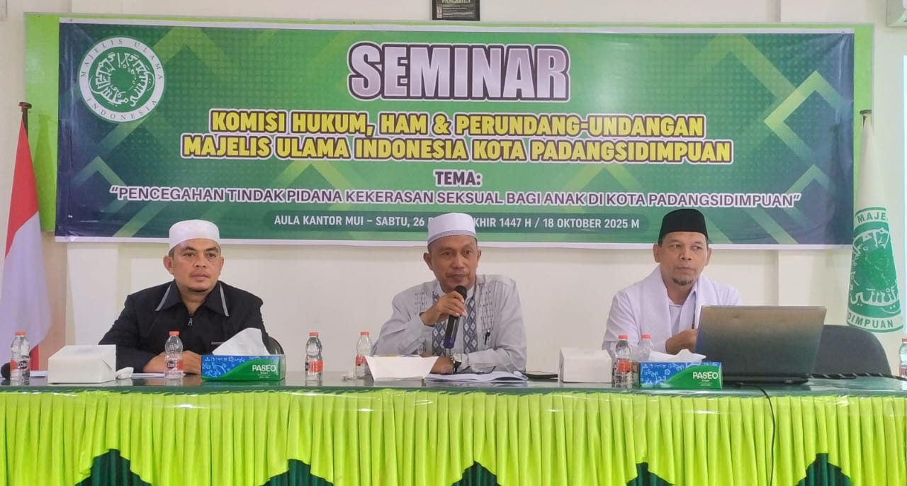 Pelajar perempuan Padangsidimpuan mengikuti seminar pencegahan kekerasan seksual yang digelar MUI setempat.