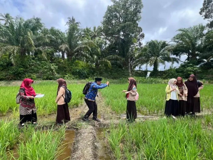 Kepala MAN 2 Tapteng bersama guru pembimbing saat sesi persiapan dokumenter di ajang International Pen Pal Competition 2025.