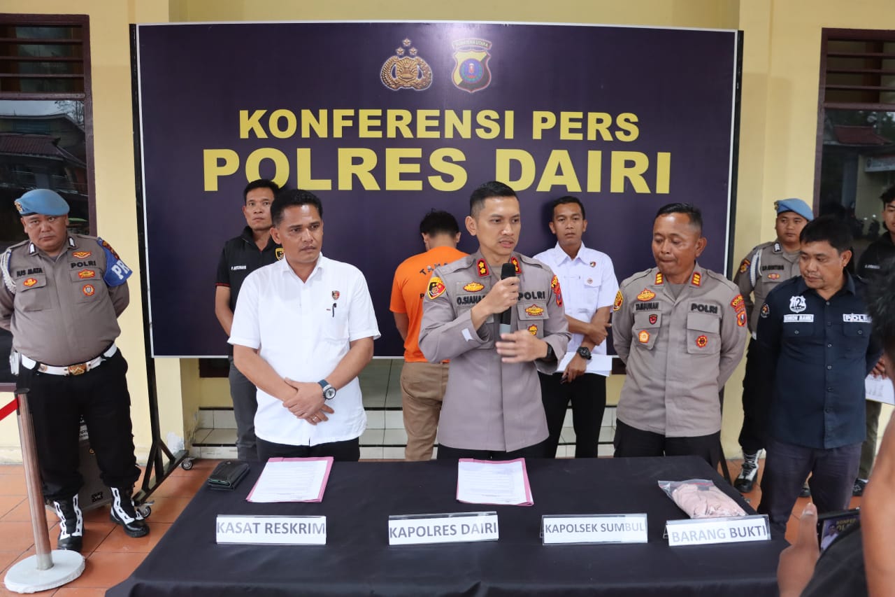 Polres Dairi menggelar konferensi pers penangkapan pelaku penganiayaan yang viral di media sosial.