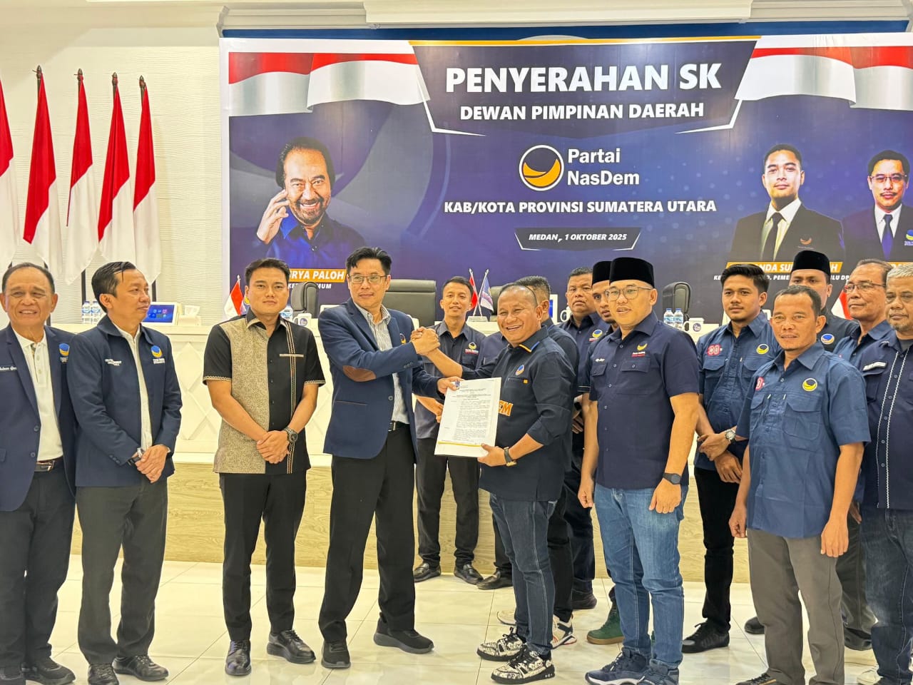 Ketua DPW NasDem Sumut menyerahkan SK kepada Rahmansyah Sibarani sebagai Ketua DPD Partai NasDem Tapanuli Tengah.