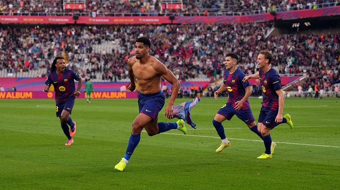 Ronald Araujo merayakan gol kemenangan Barcelona di masa injury time.