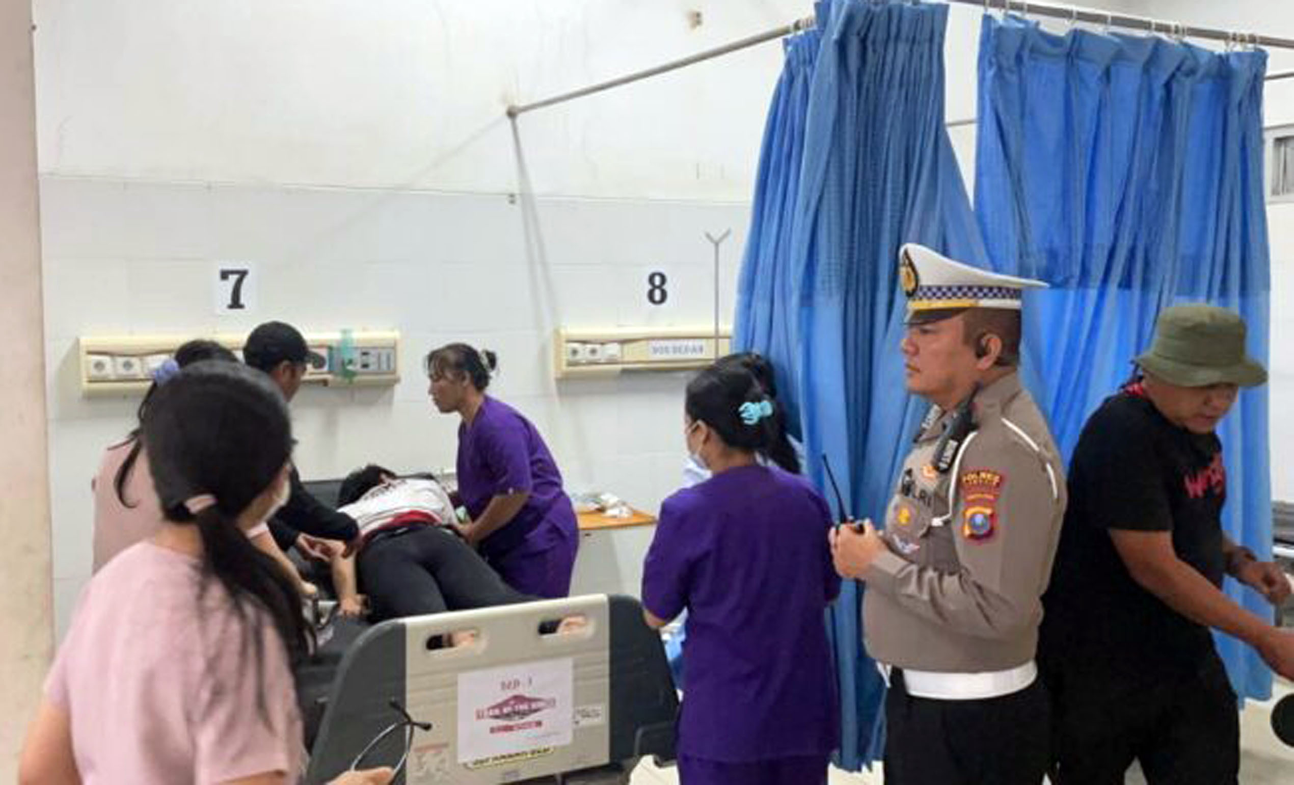 Petugas Sat Lantas Polres Samosir mengawal evakuasi pelari TOTK yang pingsan ke RSUD Hadrianus Sinaga.
