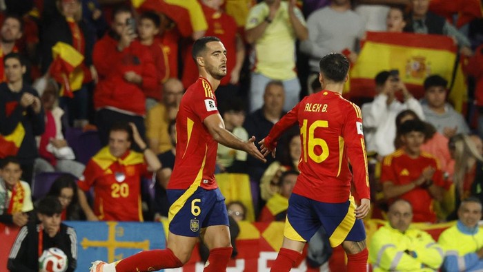 Skuad Tim Nasional Spanyol merayakan tetapnya mereka di puncak peringkat FIFA terbaru.