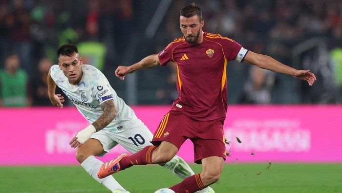 Striker muda Inter Milan, Ange-Yoan Bonny, mencetak gol ke gawang AS Roma di Stadion Olimpico, Minggu (19102025) dini hari WIB.