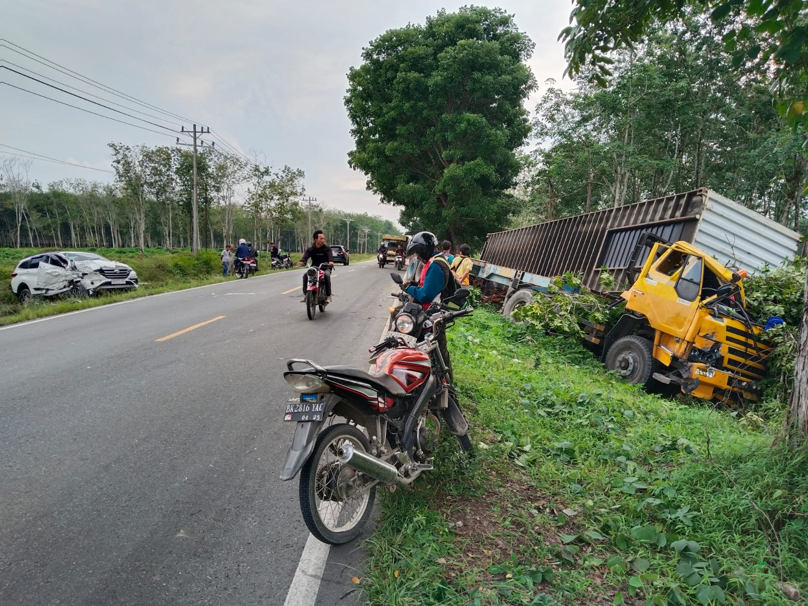 Kendaraan yang terlibat tabrakan beruntun dievakuasi dari lokasi kejadian.