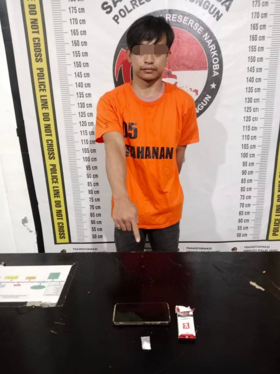 Tersangka saat diamankan polisi.