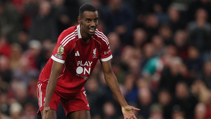 Alexander Isak gagal bersinar di Liverpool, sementara Rooney menilai Ekitike lebih layak starter.