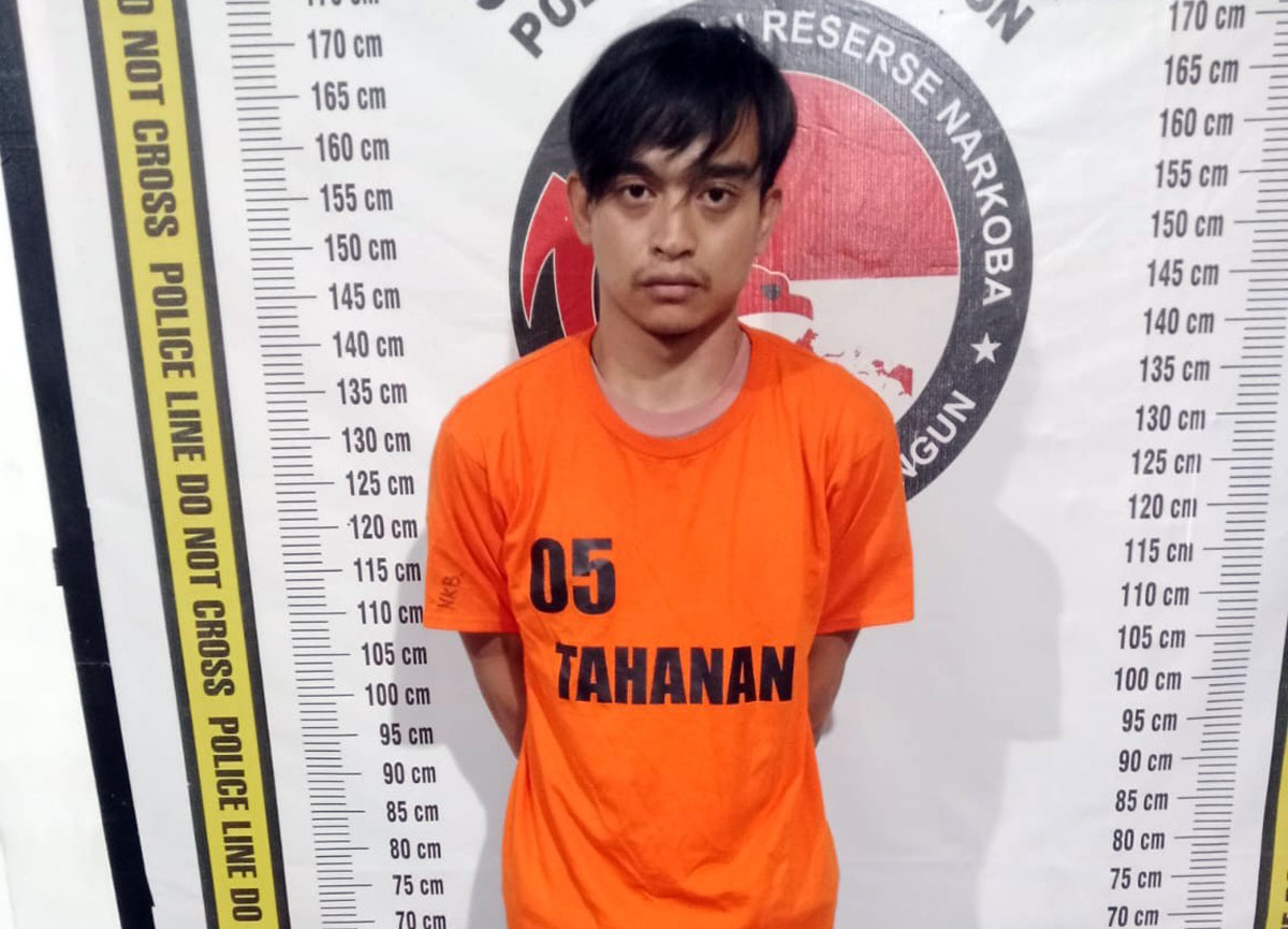 Reza Prayoga (27), bandar sabu asal Pematangsiantar, diamankan Satres Narkoba Polres Simalungun beserta barang bukti.