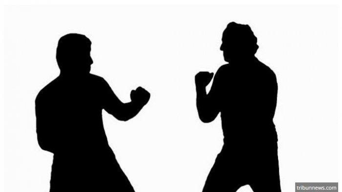 Tangkap layar video pertemuan antara warga dan Plt Kasatpol PP Tapteng Harrys Sihombing yang viral di media sosial.