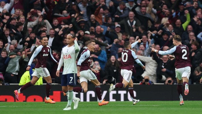 Emiliano Buendia merayakan gol kemenangan Aston Villa ke gawang Tottenham Hotspur.