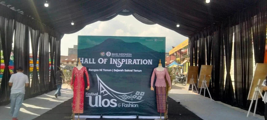 Bupati Taput Jonius Taripar Parsaoran Hutabarat membuka Festival Ulos & Fashion 2025 di Sopo Partungkoan Tarutung.