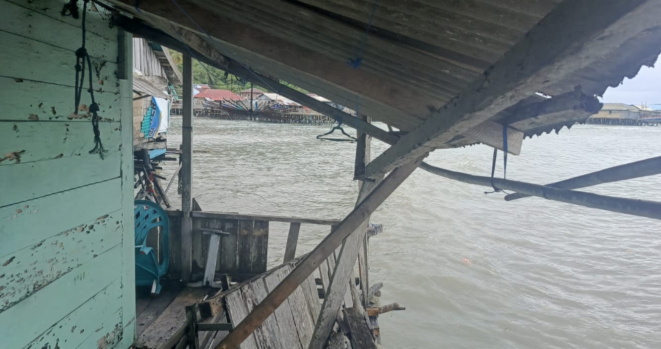 Belasan rumah warga di Kelurahan Hajoran, Tapteng, rusak diterjang gelombang pasang setinggi 3 meter.