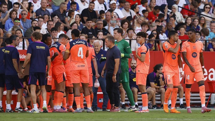 Hansi Flick memberikan arahan kepada pemain Barcelona jelang laga Liga Champions melawan Olympiakos, Stadion Montjuic, Selasa (21102025).