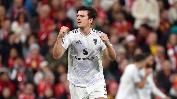 Harry Maguire merayakan gol kemenangan Manchester United lewat sundulan ke gawang Liverpool. (
