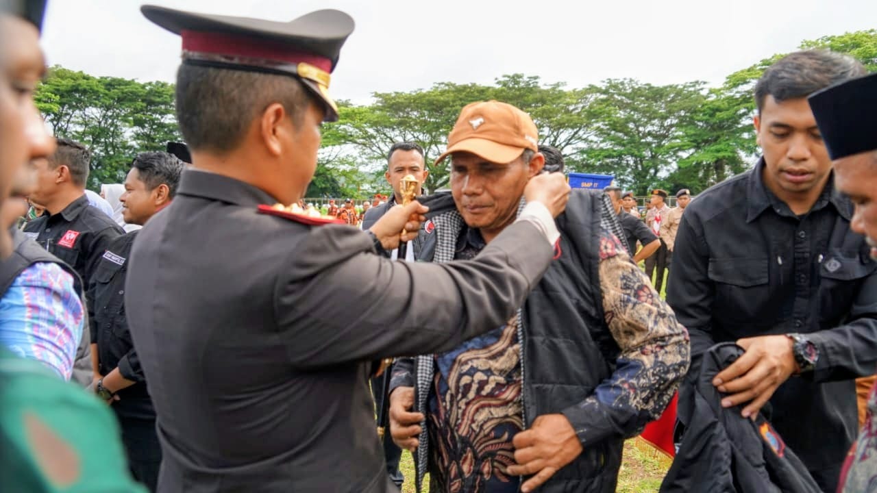 Kapolres Padangsidimpuan AKBP. Wira Prayatna sematkan rompi Satgas Anti Narkoba di acara HUT ke 24, Pemko, Padangsidimpuan di Stadion H.M. Nurdin, Kota Padangsidimpuan, Jumat (17/10/2025). (Ist)