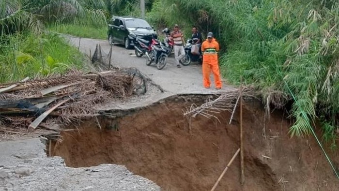 Kondisi jalan di Dusun Buru Ganjang, Nagori Siporkas, Kecamatan Raya, Kabupaten Simalungun yang putus total akibat longsor.