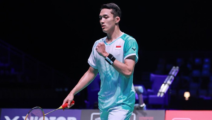 Jonatan Christie mengangkat trofi usai menjuarai Denmark Open 2025 di Jyske Bank Arena.