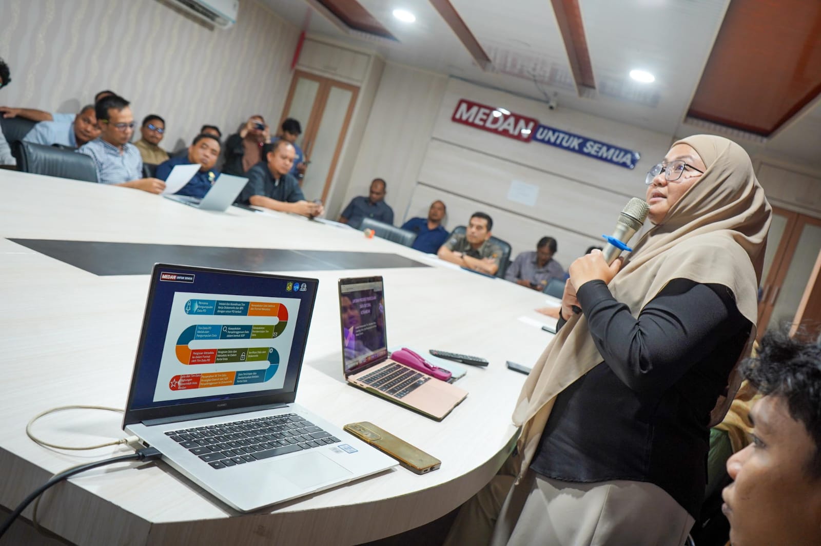 Kabid Statistik dan Informasi Publik Dinas Kominfo Medan, Rizka Firdahlia, memaparkan progres pengelolaan data sektoral dalam pertemuan review pelaksanaan roadshow data sektoral di Kantor Wali Kota.