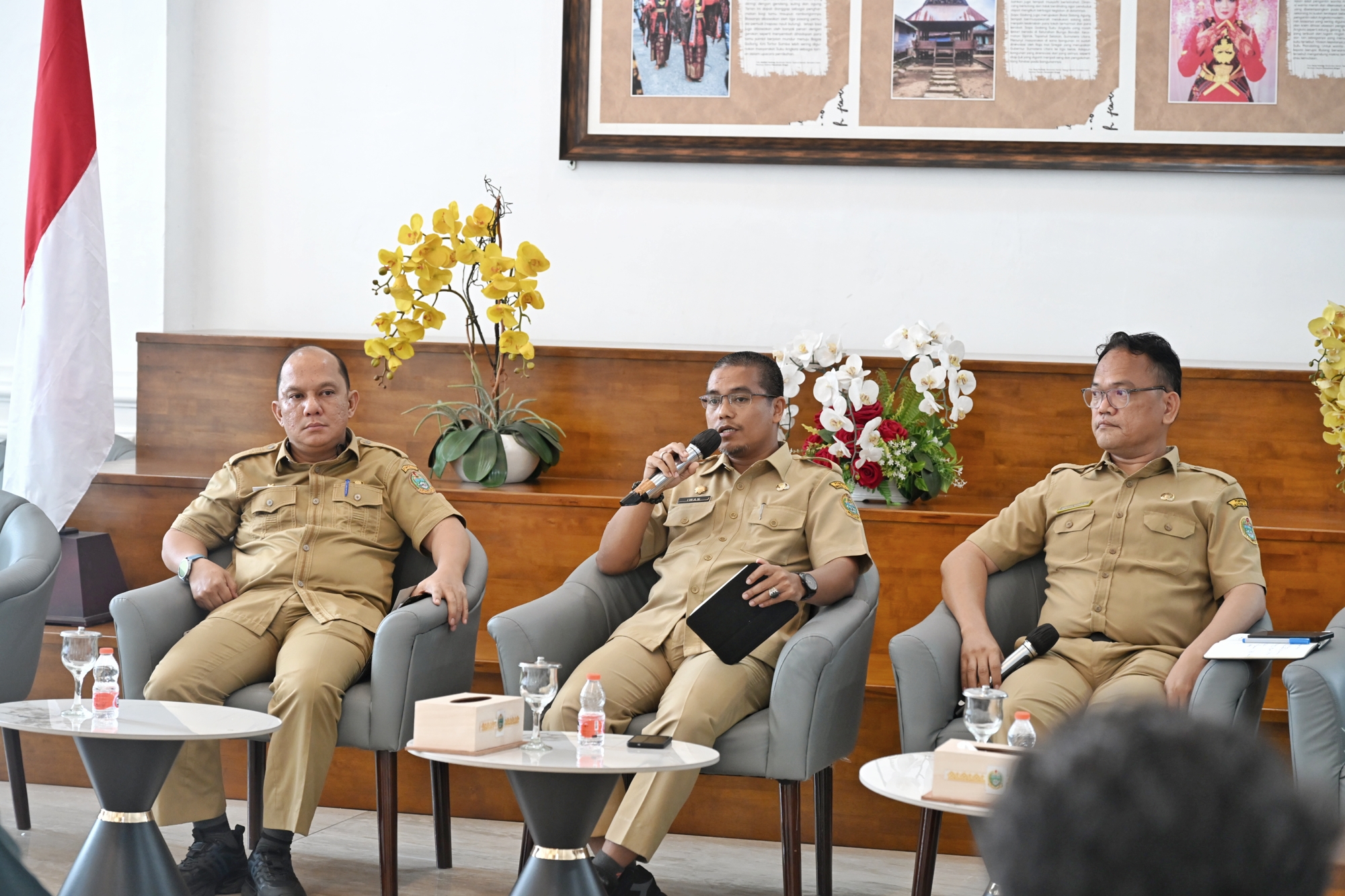 Setwan DPRD Sumut memberikan keterangan pers terkait penguatan serapan aspirasi masyarakat dalam agenda &ldquo;DPRD Sumut Mendengar&rdquo; di Kantor Gubernur Sumut, Medan, Senin (20/10/2025).