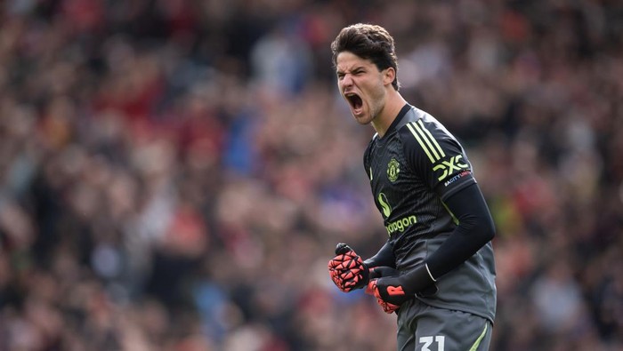 Senne Lammens tampil gemilang saat Manchester United menaklukkan Liverpool 2-1 di Anfield, Minggu (19/10/2025).