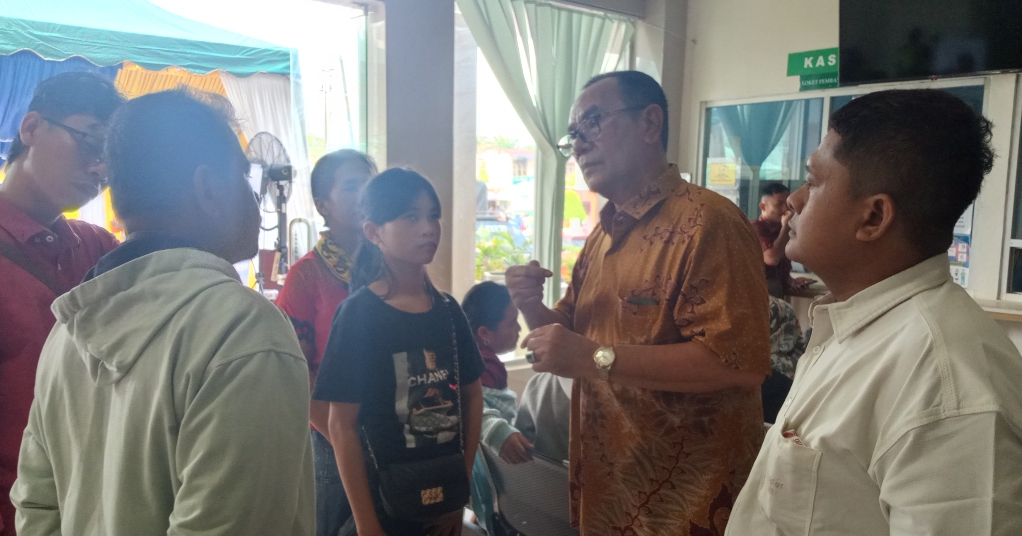 Direktur RS Mata Mencirim 77, dr Syarifuddin, memberikan penjelasan terkait pelaksanaan Operasi Katarak Gratis Tambang Emas Martabe di RSUD Pandan, Sabtu (18/10/2025).
