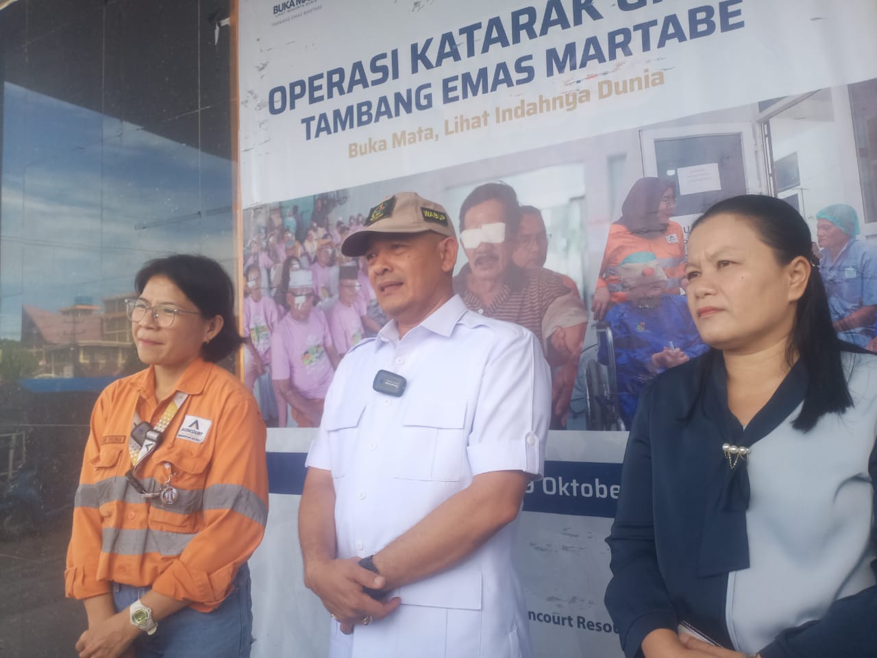 Wakil Bupati Tapteng didampingi Senior Manager Community PTAR dan Plt Kadis Kesehatan Tapteng saat meninjau operasi katarak gratis di RSUD Pandan, Sabtu (18/10/2025).