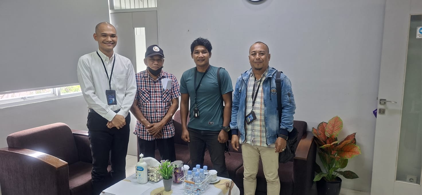 Pelaksana Pemimpin Cabang BRI Tanjungbalai Sumut, Arief Setyo Wibowo (baju putih).