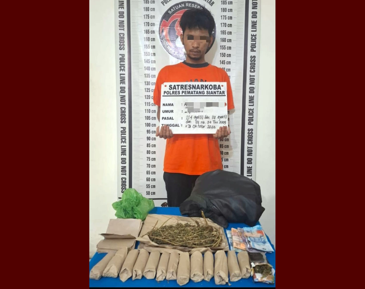 AKS (24), pengedar ganja 230 gram, saat diamankan polisi bersama barang bukti di Mapolres Pematangsiantar.