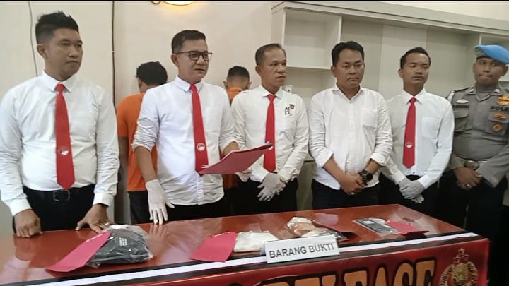 Petugas Polres Labusel menunjukkan barang bukti sabu seberat 405 gram dari dua pengedar yang berhasil ditangkap.