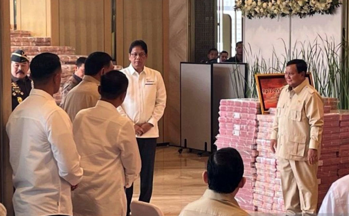 Presiden Prabowo Subianto menerima penyerahan uang Rp13 triliun hasil sitaan korupsi CPO dari Kejagung.