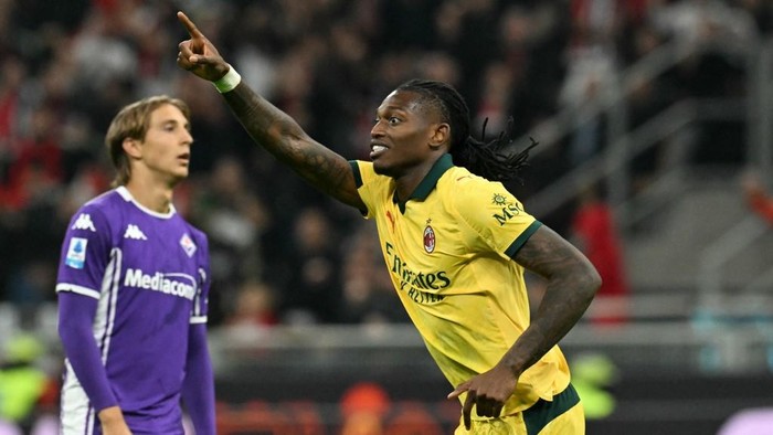 Rafael Leao merayakan golnya ke gawang Fiorentina dalam lanjutan Liga Italia di San Siro.