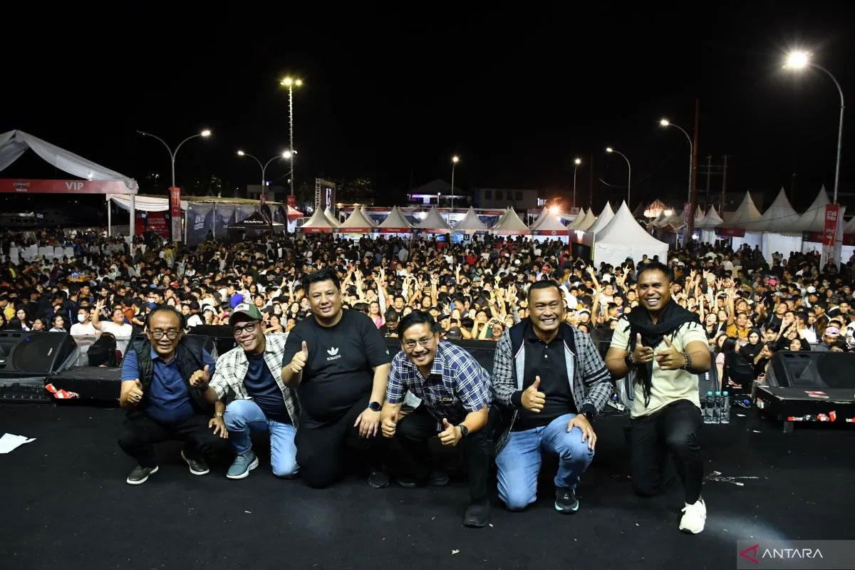 Malam hiburan TOTK 2025 di Waterfront Pangururan dipadati ribuan warga dan dimeriahkan aksi para kepala daerah di atas panggung.
