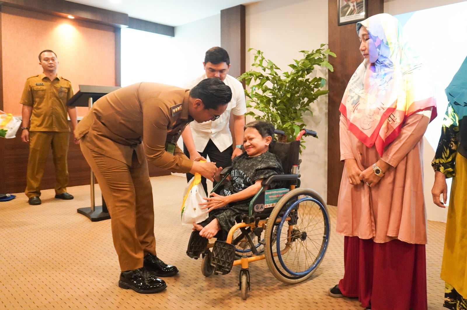 Wali Kota Medan Rico Tri Putra Bayu Waas menyapa seorang penyandang disabilitas usaibmembuka Pelatihan Vokasional bagi Warga Disabilitas di RS Siloam Dirga Surya, Senin (20/10/2025).