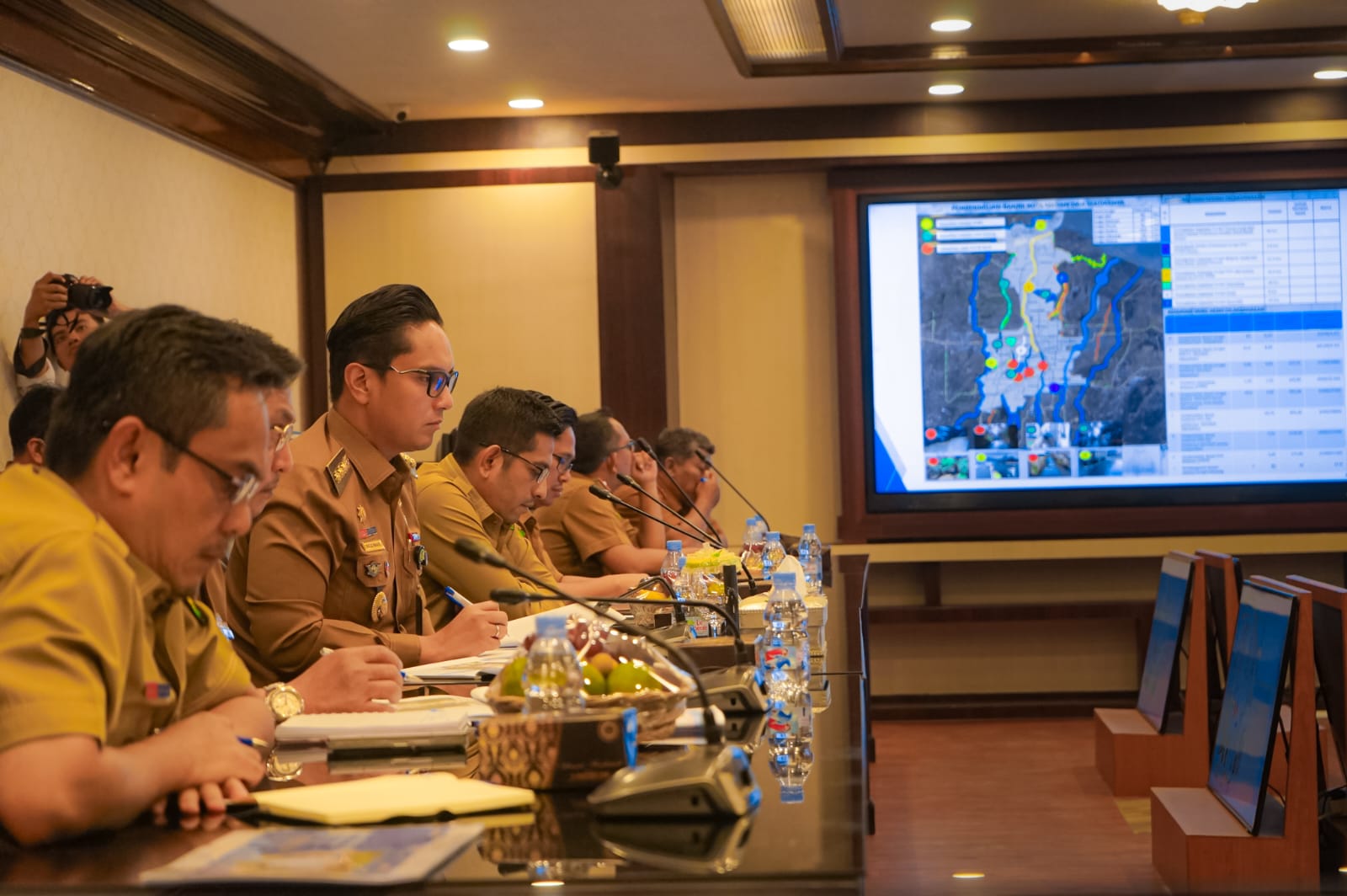 Wali Kota Medan Rico Tri Putra Bayu Waas memimpin rapat koordinasi bersama BBWS Sumatera II membahas solusi penanganan banjir di Balai Kota Medan, Senin (20/10/2025).