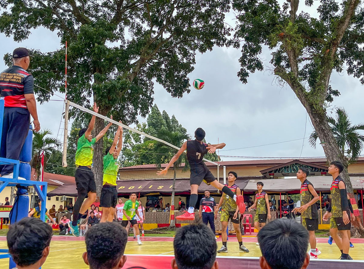 Turnamen Bola Voli Antar Pelajar dalam rangka HUT ke-80 Korps Brimob Polri resmi dibuka di Lapangan Kompi 2 Brimob Pematangsiantar.
